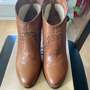 UGG boots Charlotte Chestnut 6.5M fleece lined